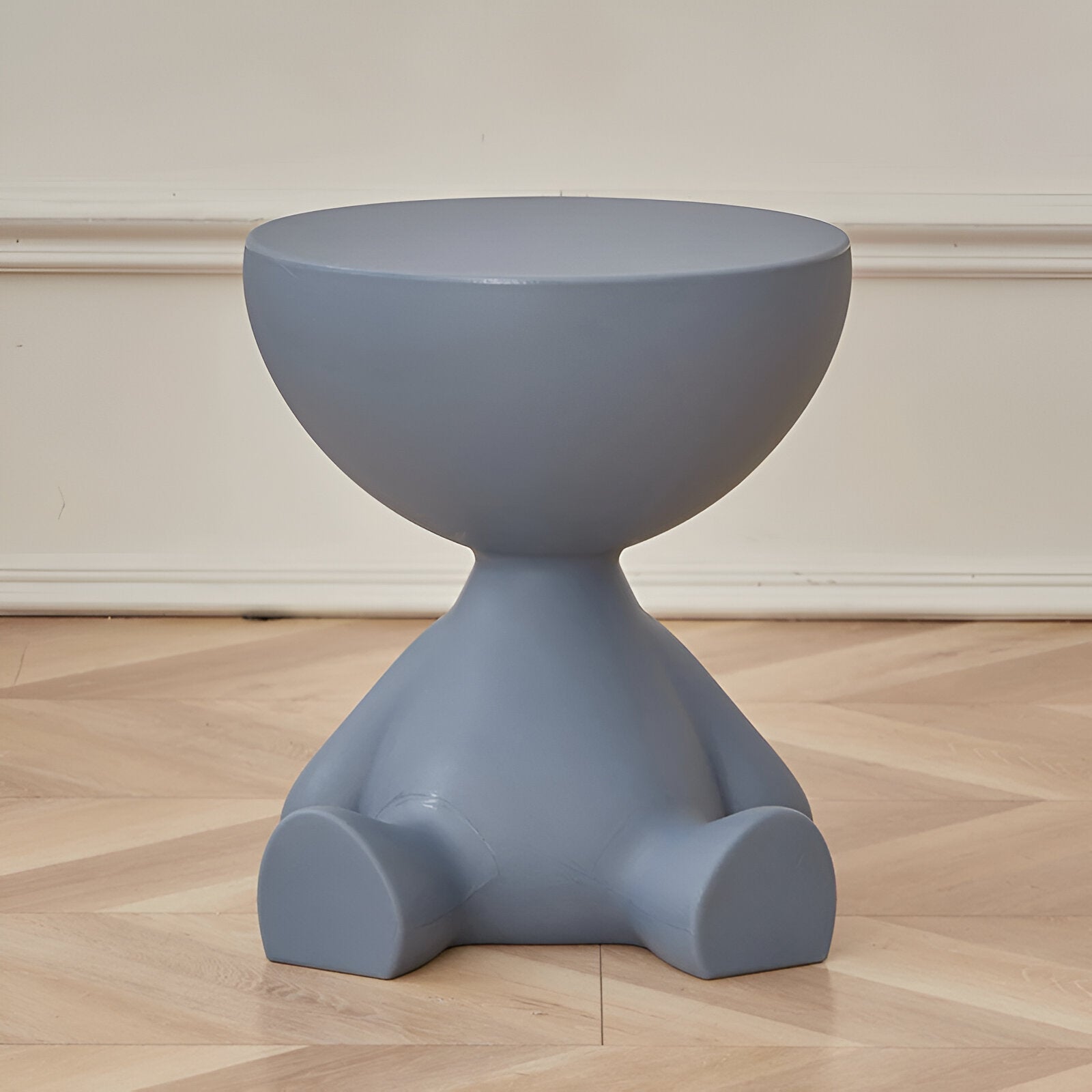 Sitzende Figur Beistelltisch
