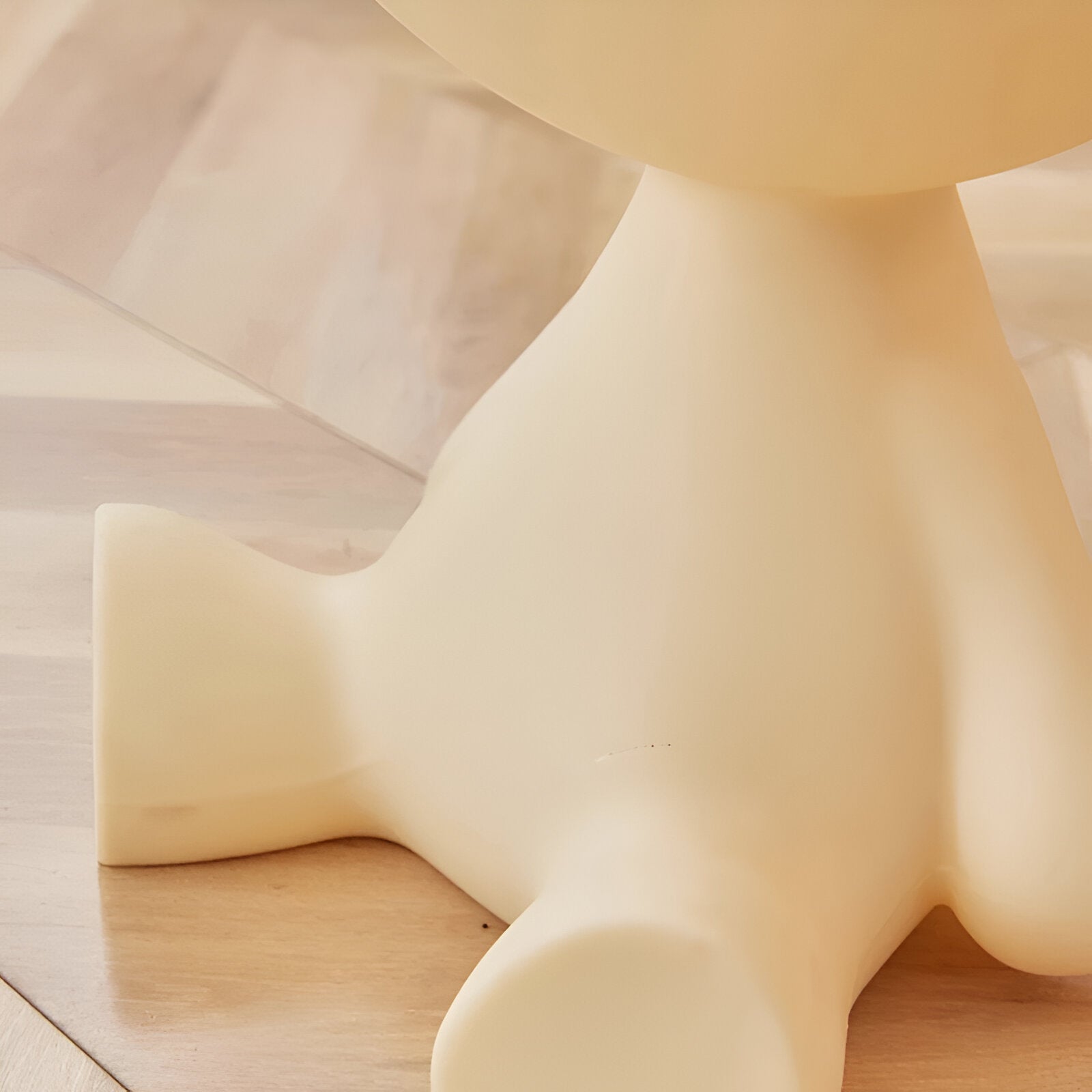Sitzende Figur Beistelltisch