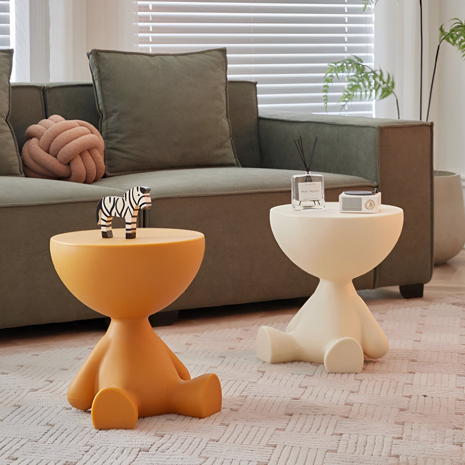 Sitzende Figur Beistelltisch