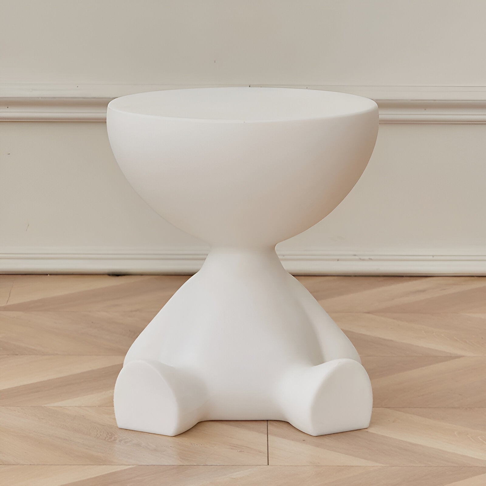 Sitzende Figur Beistelltisch