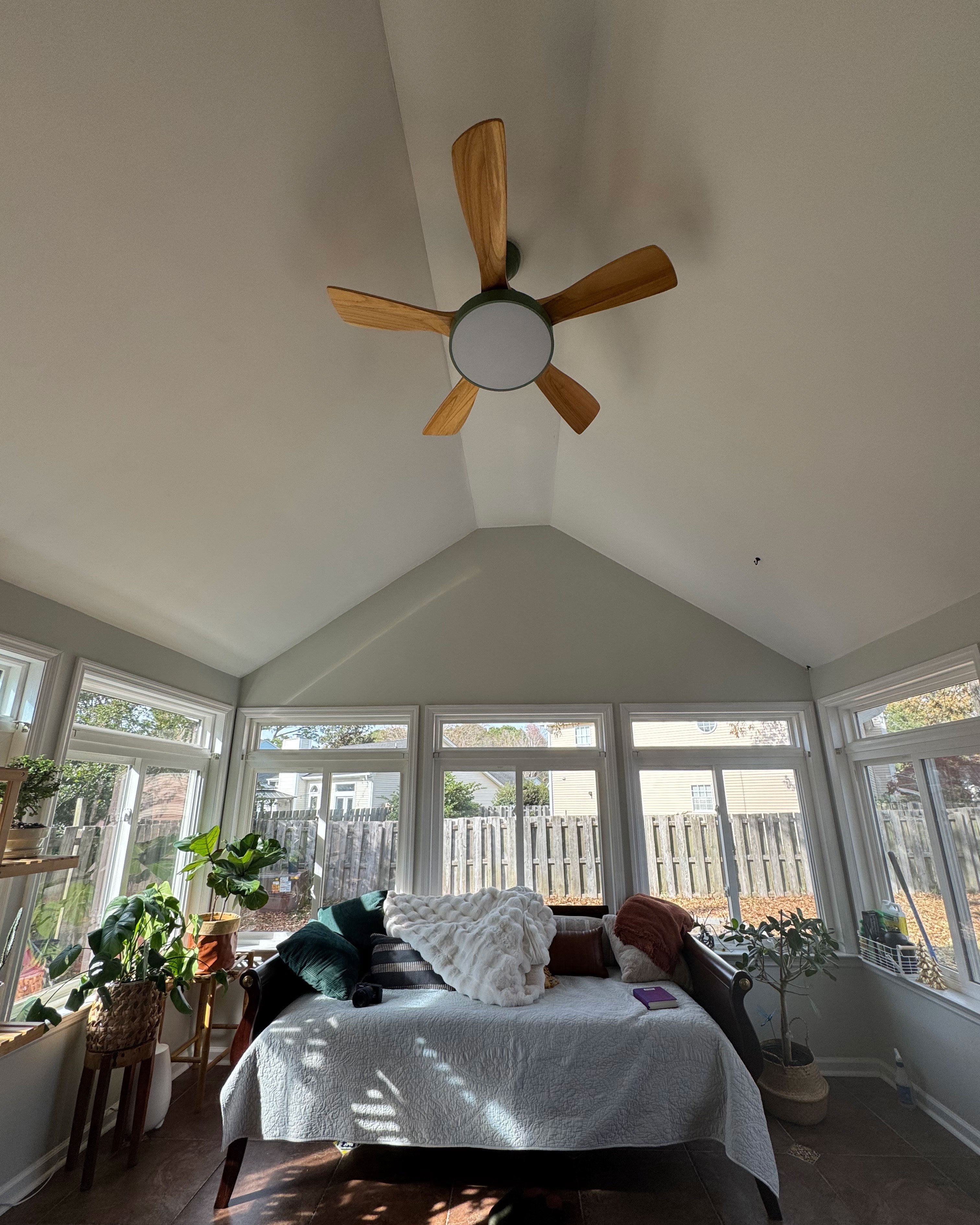 LED-Deckenleuchte mit umschaltbarem Ventilator