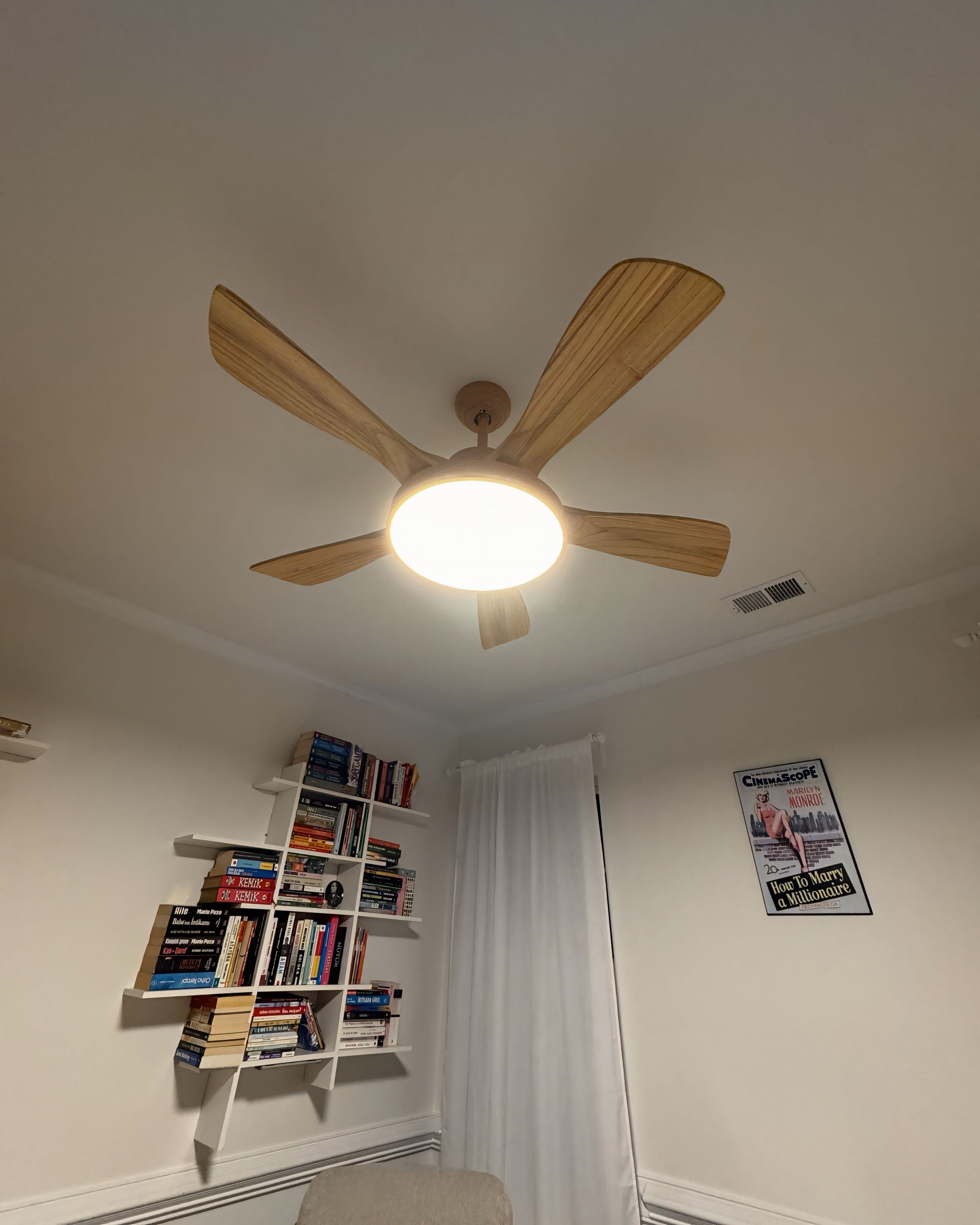 LED-Deckenleuchte mit umschaltbarem Ventilator