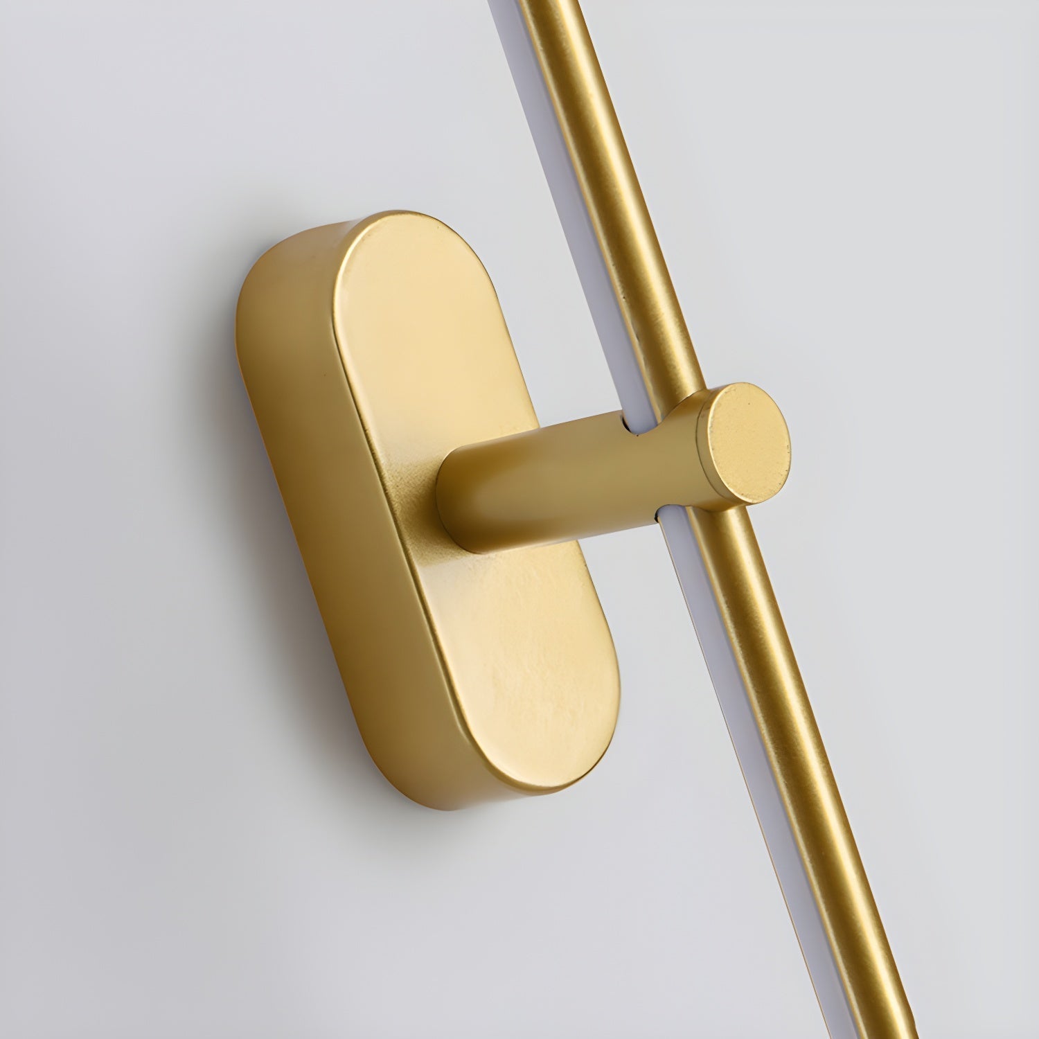 Wandleuchte in Stabform mit Metalldetails