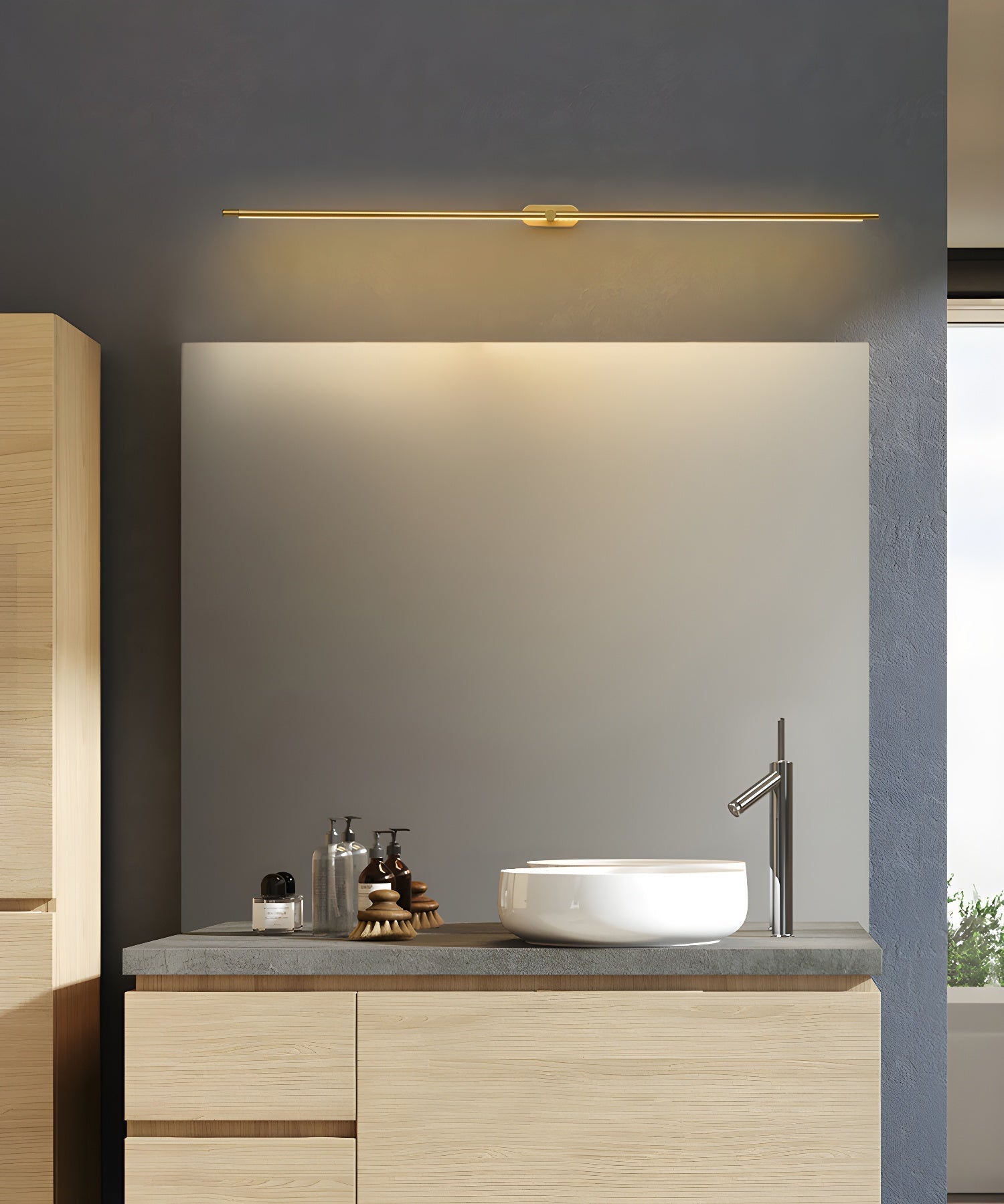 Wandleuchte in Stabform mit Metalldetails