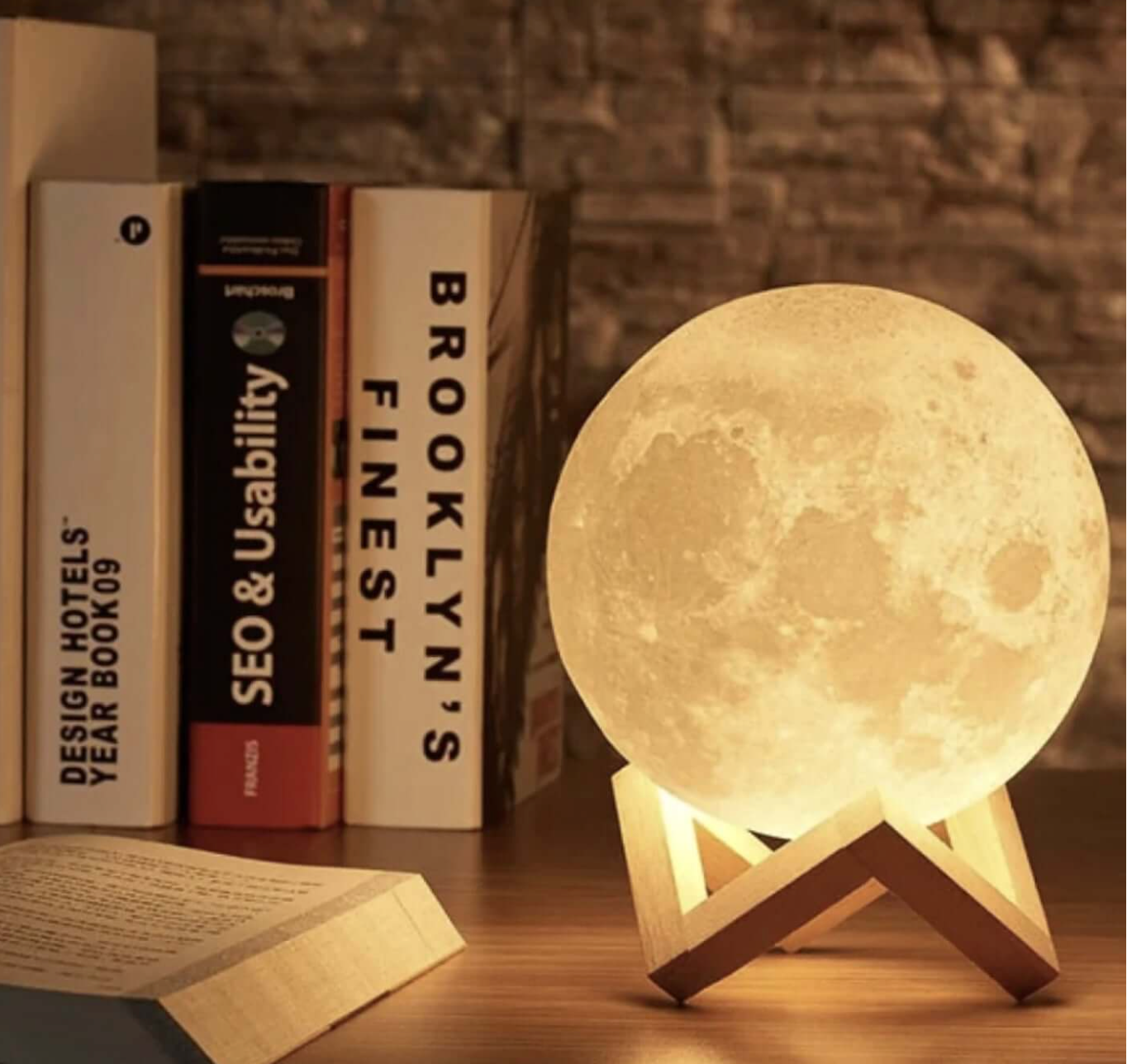 Mondlampe mit Holzständer