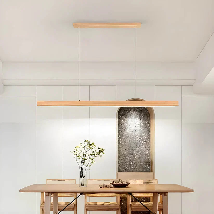 Lineare Pendelleuchte aus Holz