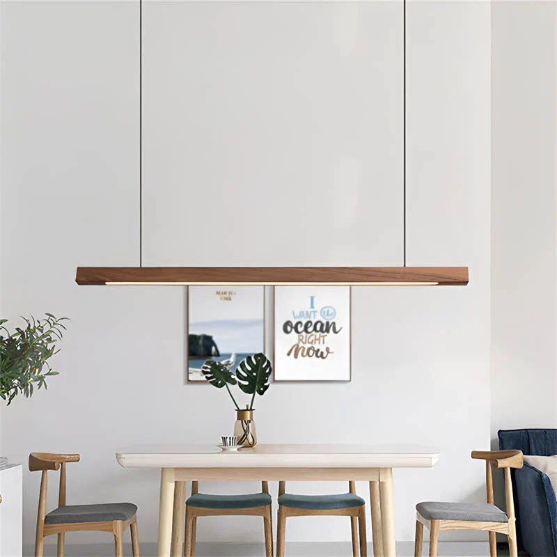 Lineare Pendelleuchte aus Holz