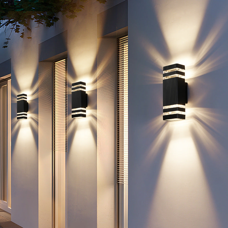 Wandmontierte Außenleuchte mit zwei Lichtöffnungen