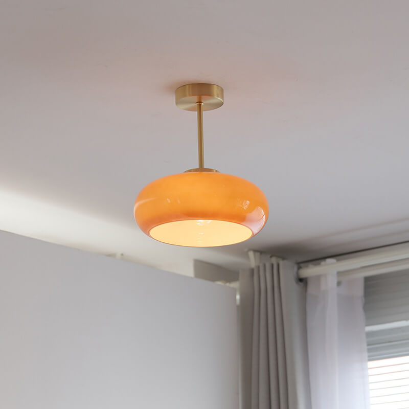 Pendelleuchte mit gelbem Glasschirm