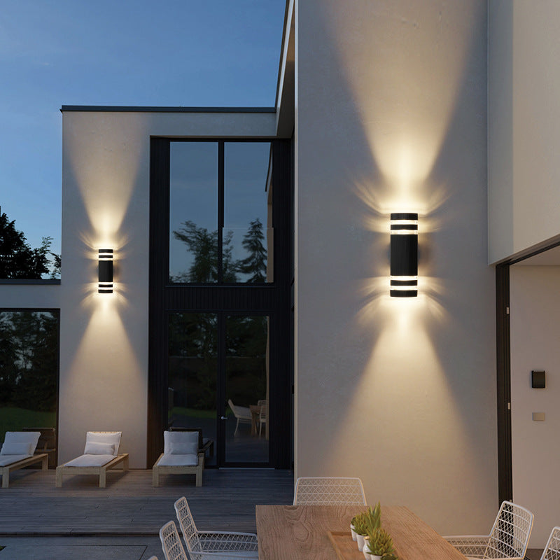Wandmontierte Außenleuchte mit zwei Lichtöffnungen