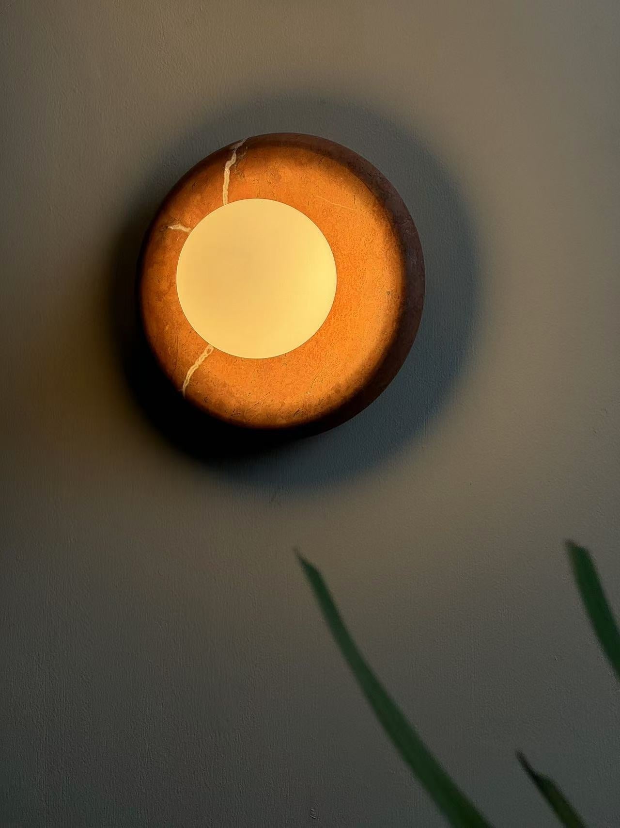 Wandlampe aus rotem Marmor