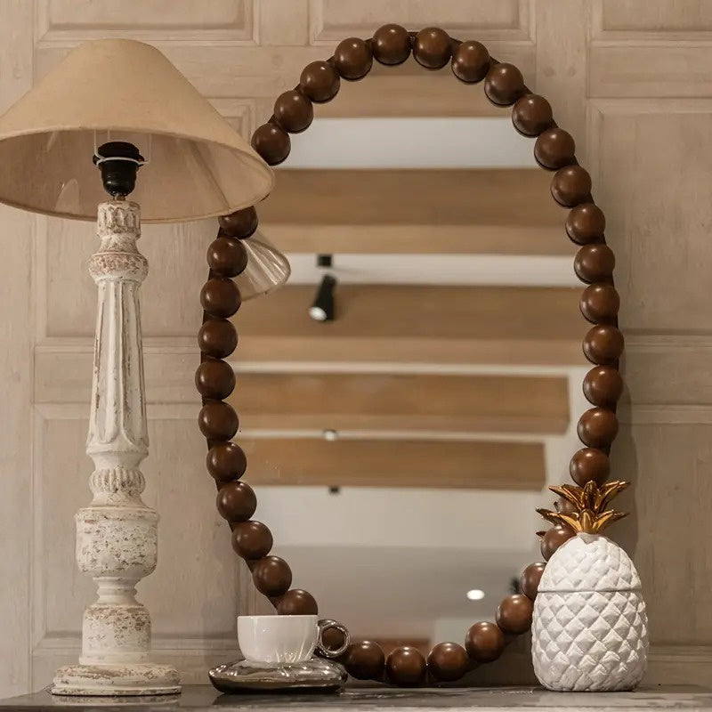 Ovaler Spiegel mit Kugelrahmen