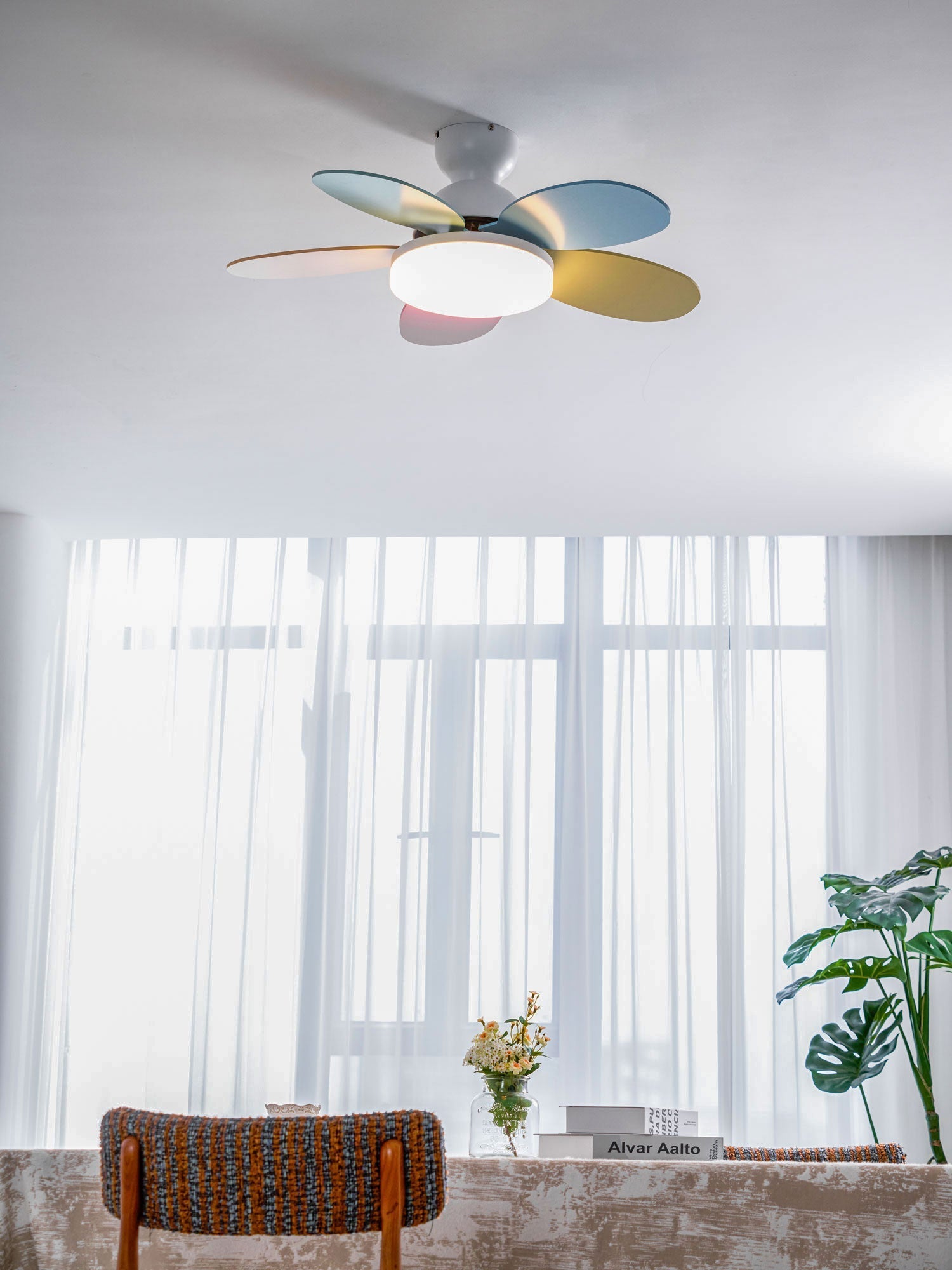 LED Deckenventilator mit blütenblattförmigen Flügeln