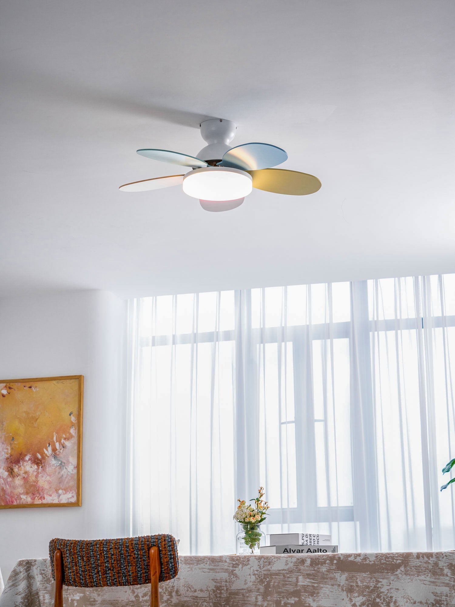 LED Deckenventilator mit blütenblattförmigen Flügeln