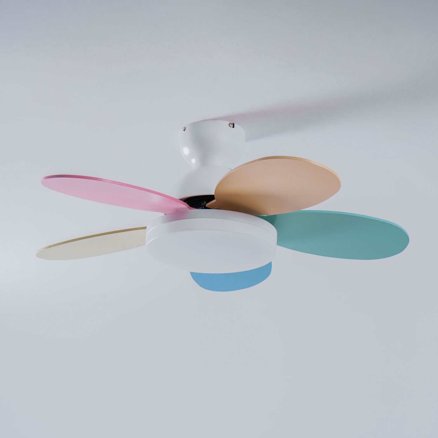 LED Deckenventilator mit blütenblattförmigen Flügeln