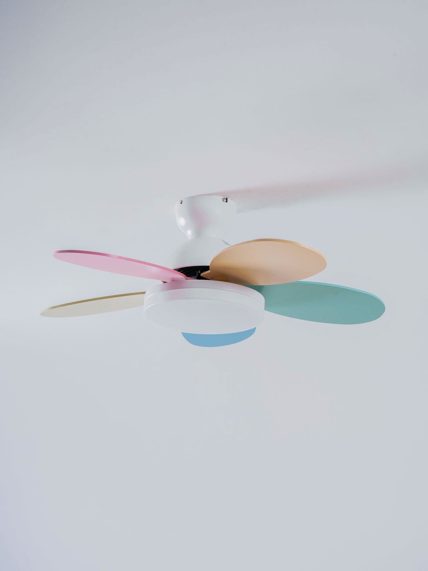 LED Deckenventilator mit blütenblattförmigen Flügeln
