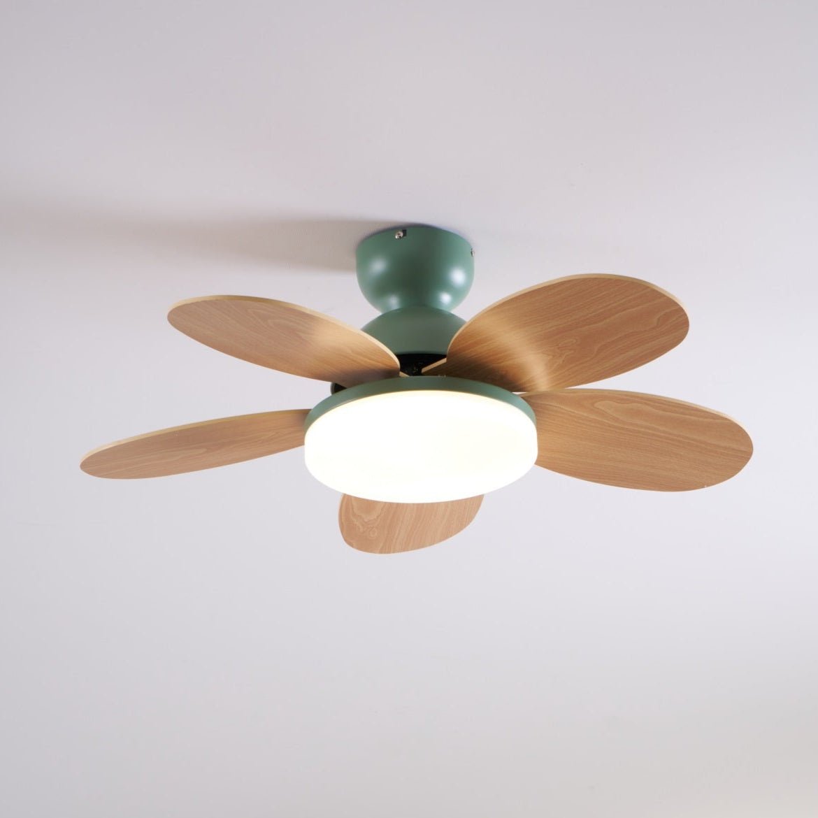 LED Deckenventilator mit blütenblattförmigen Flügeln
