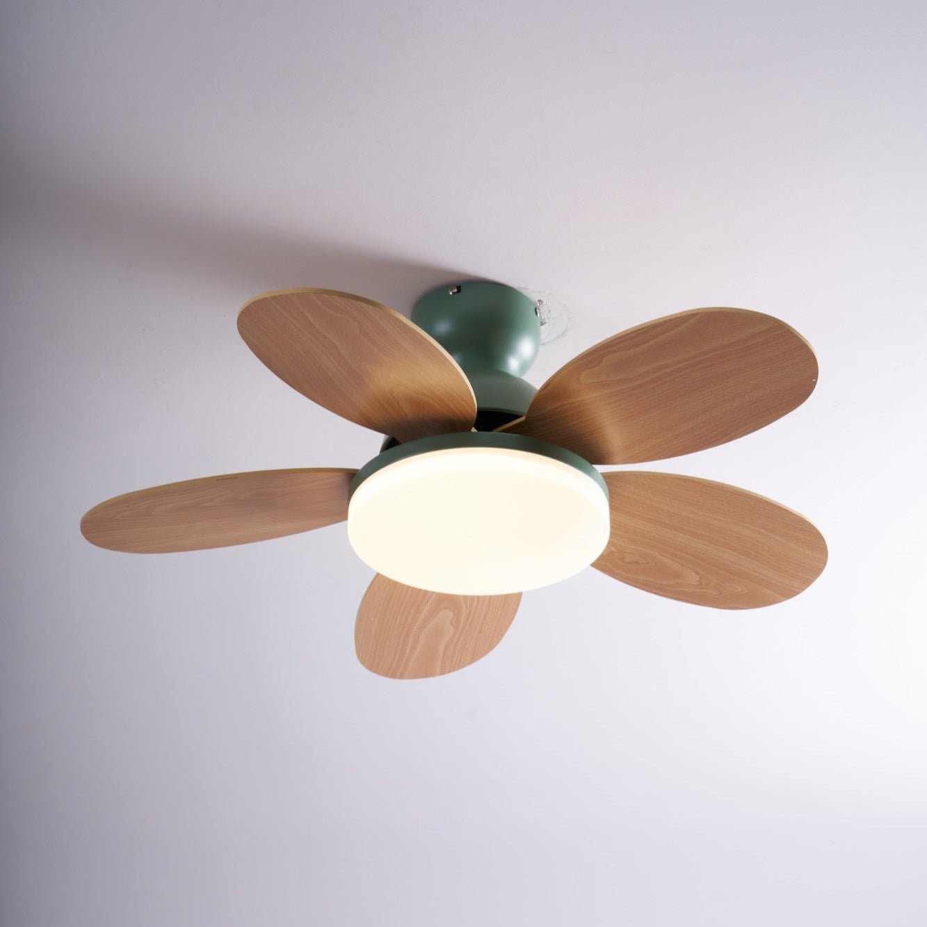 LED Deckenventilator mit blütenblattförmigen Flügeln