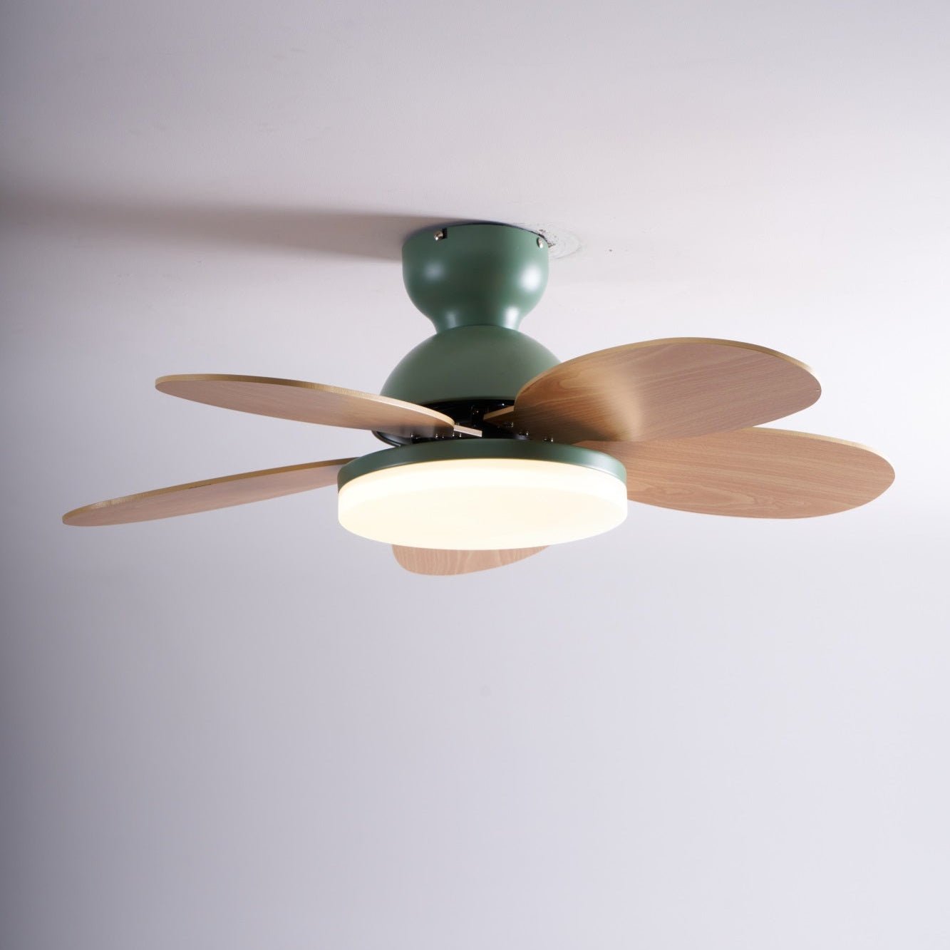 LED Deckenventilator mit blütenblattförmigen Flügeln