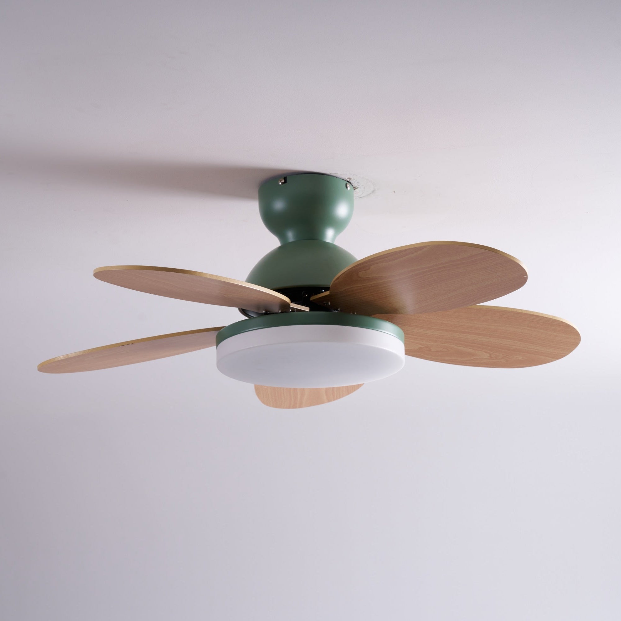 LED Deckenventilator mit blütenblattförmigen Flügeln