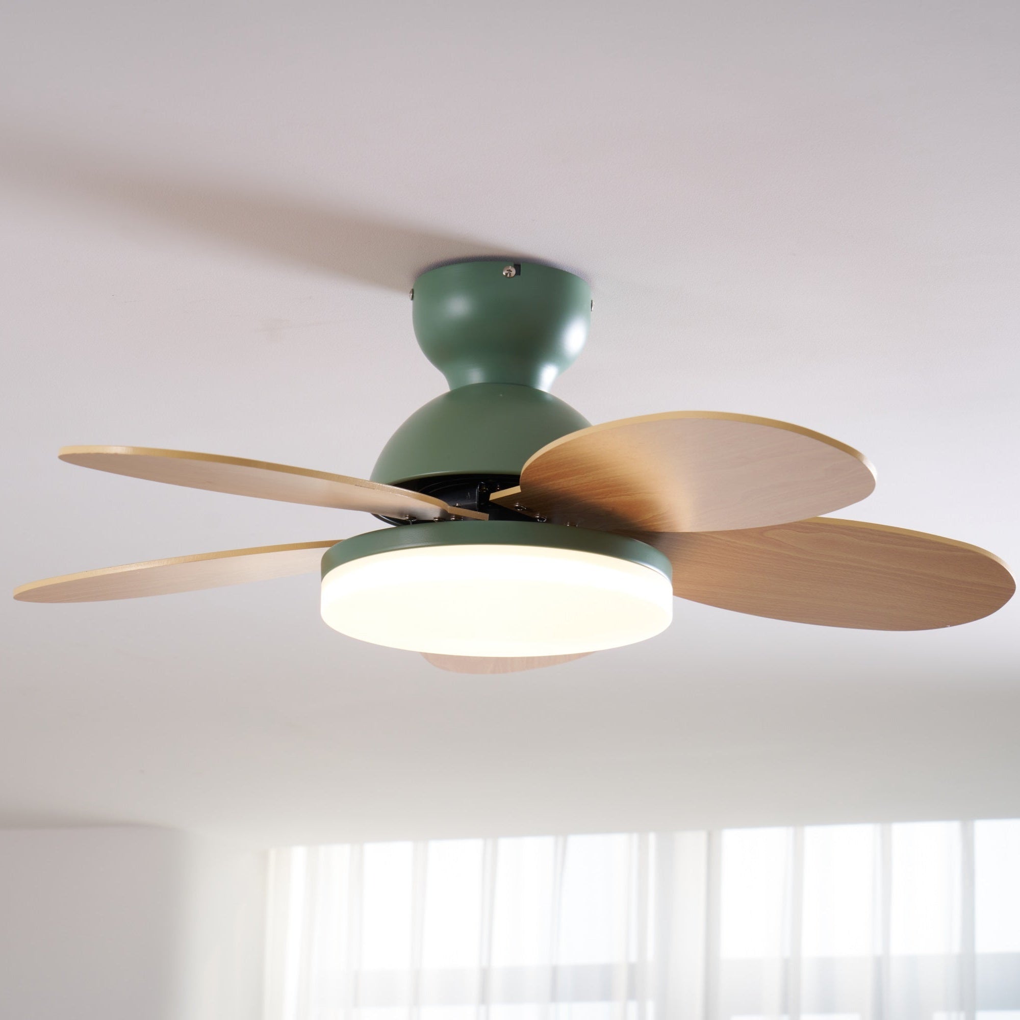 LED Deckenventilator mit blütenblattförmigen Flügeln
