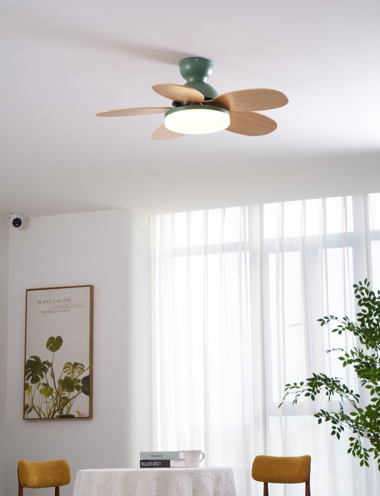 LED Deckenventilator mit blütenblattförmigen Flügeln