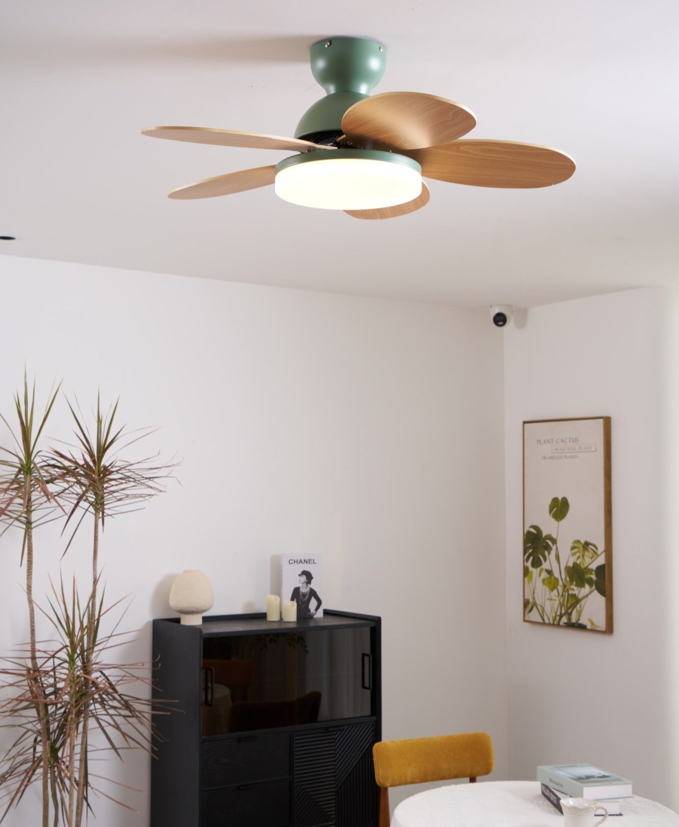 LED Deckenventilator mit blütenblattförmigen Flügeln