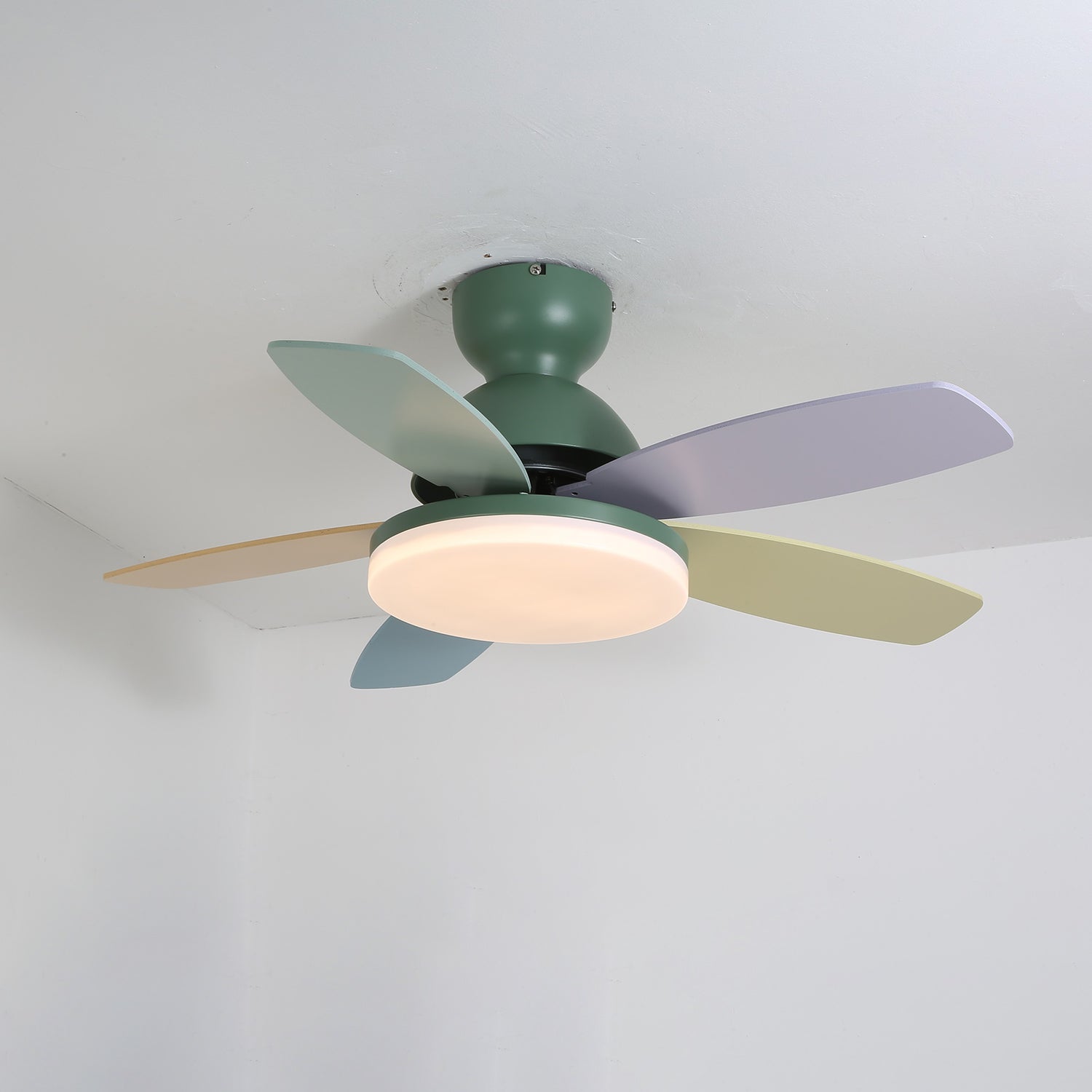 LED Deckenventilator mit blütenblattförmigen Flügeln