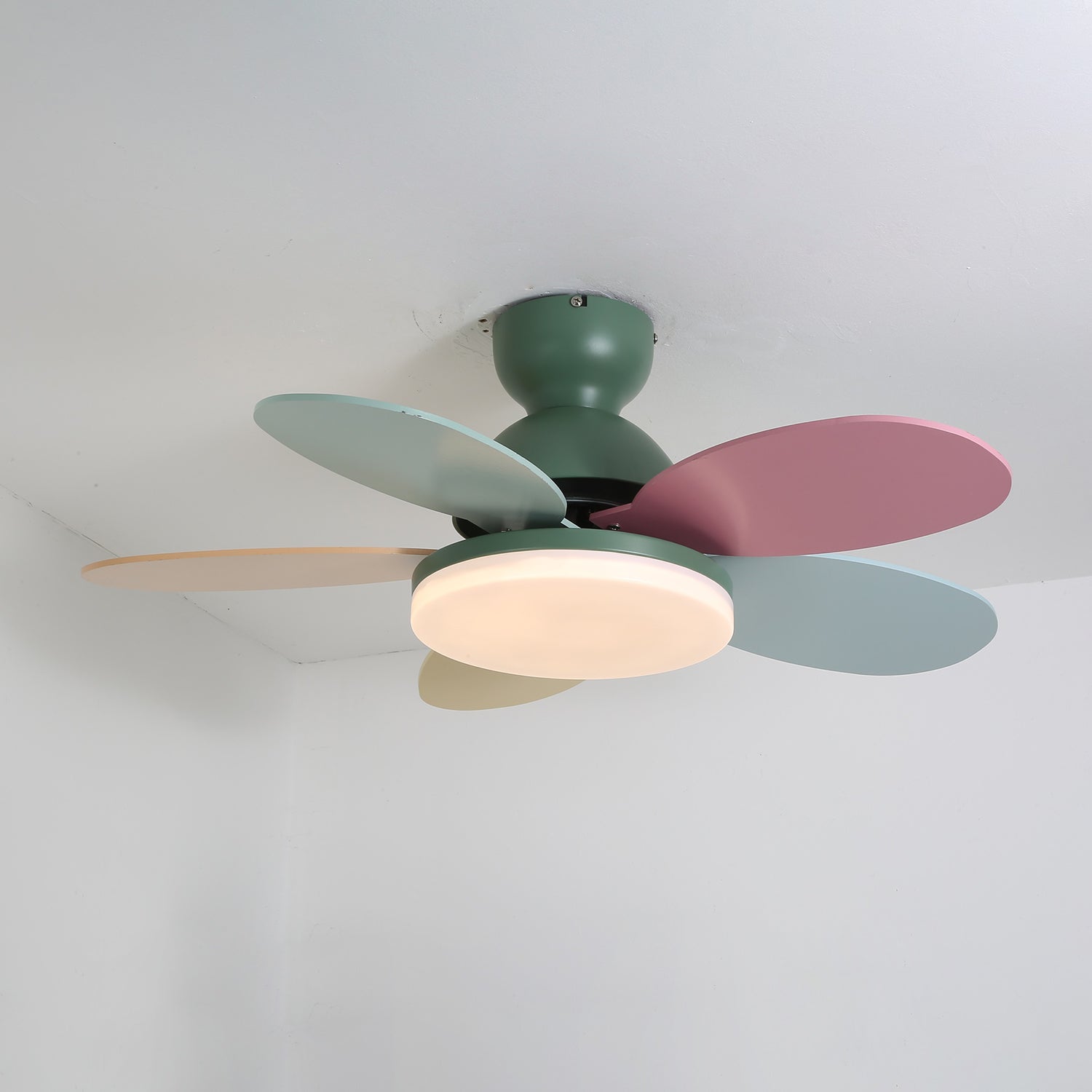 LED Deckenventilator mit blütenblattförmigen Flügeln