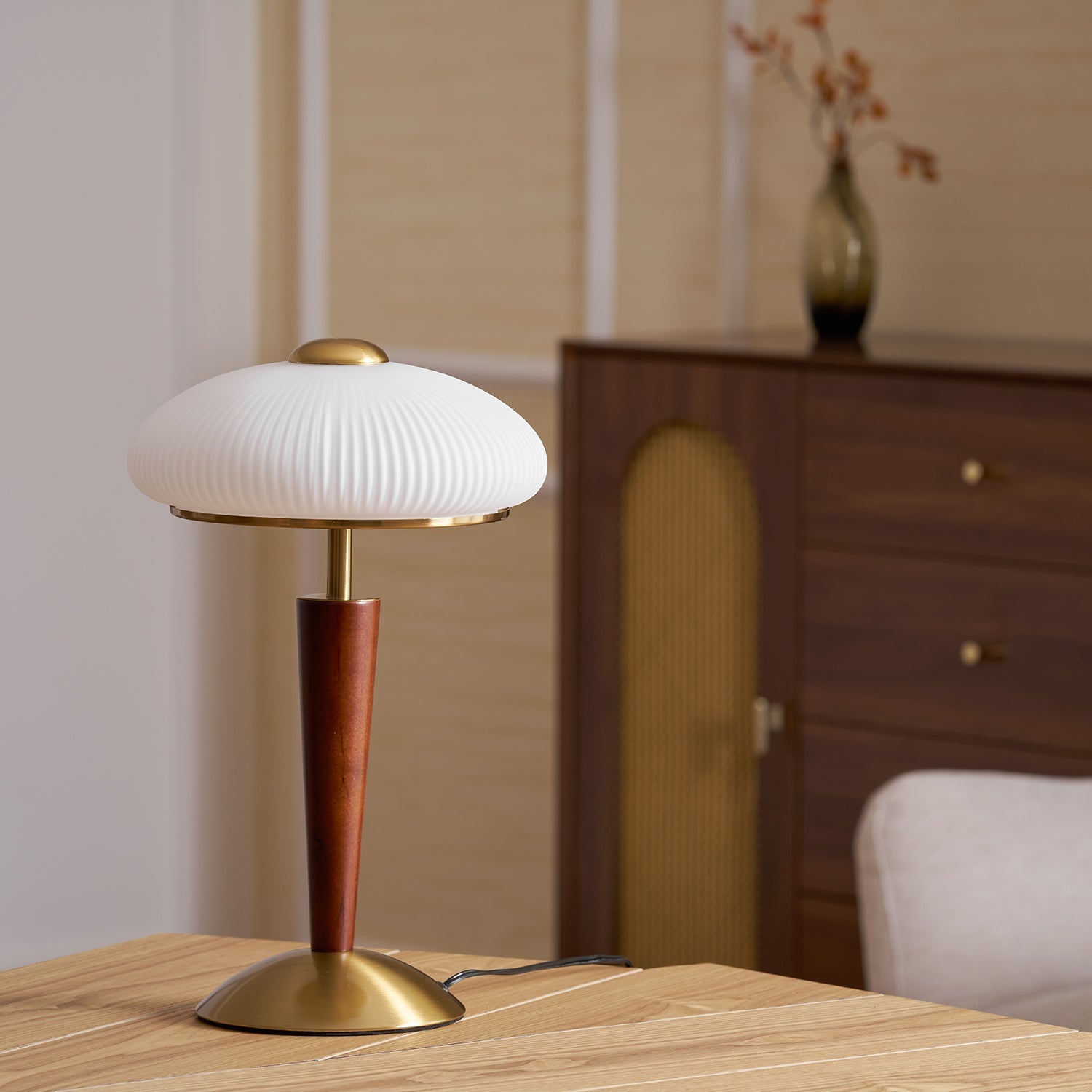 Tischlampe mit Schirm