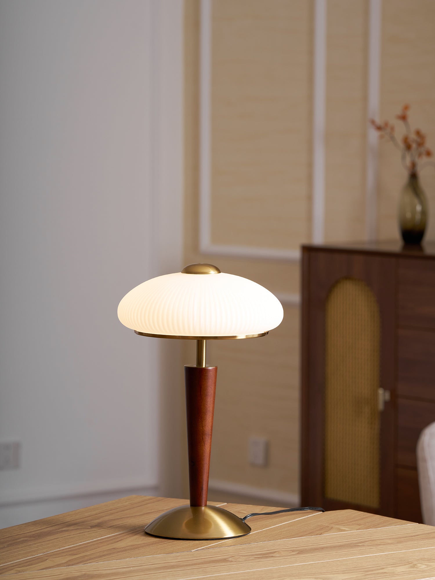 Tischlampe mit Schirm