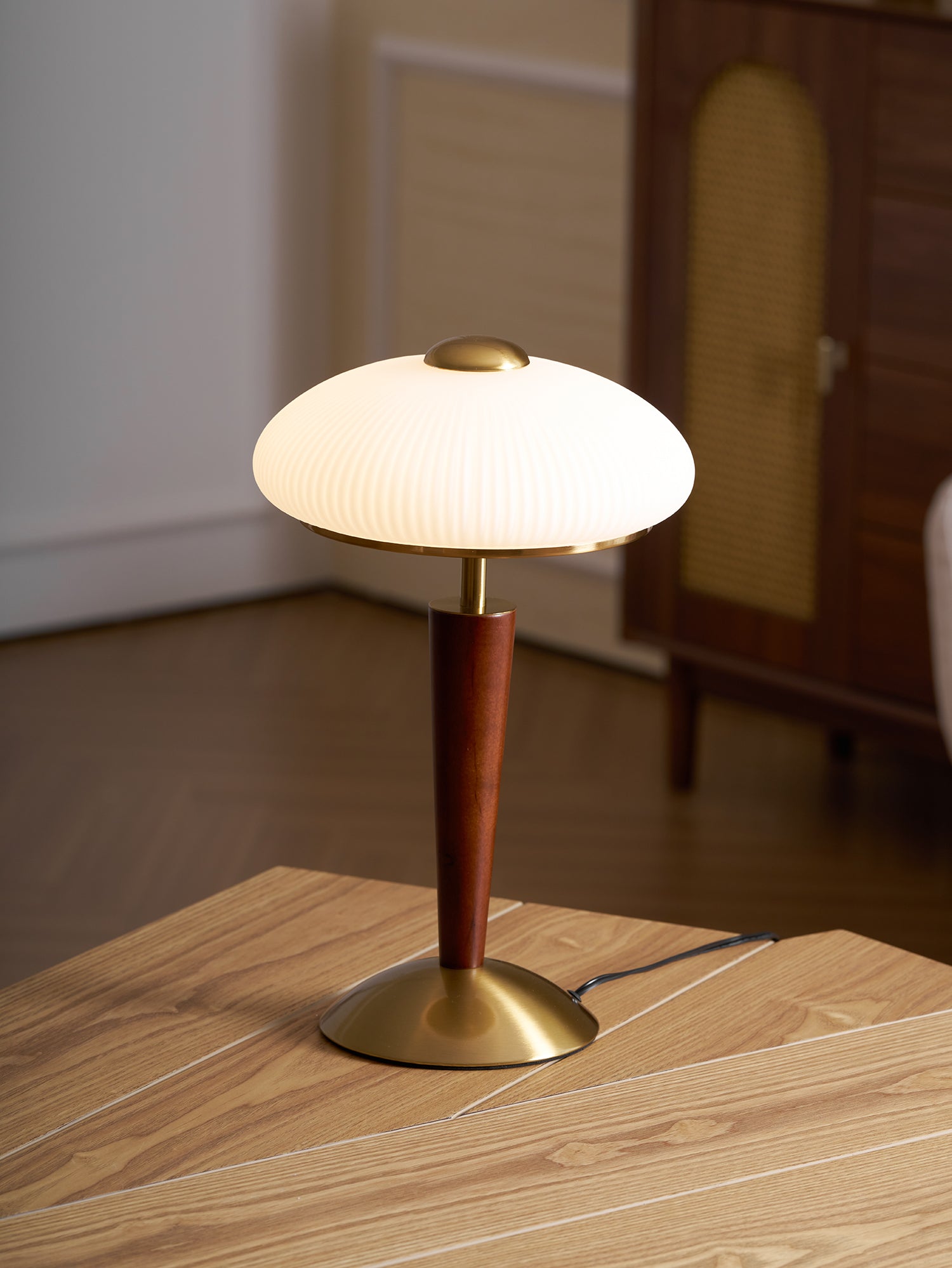Tischlampe mit Schirm