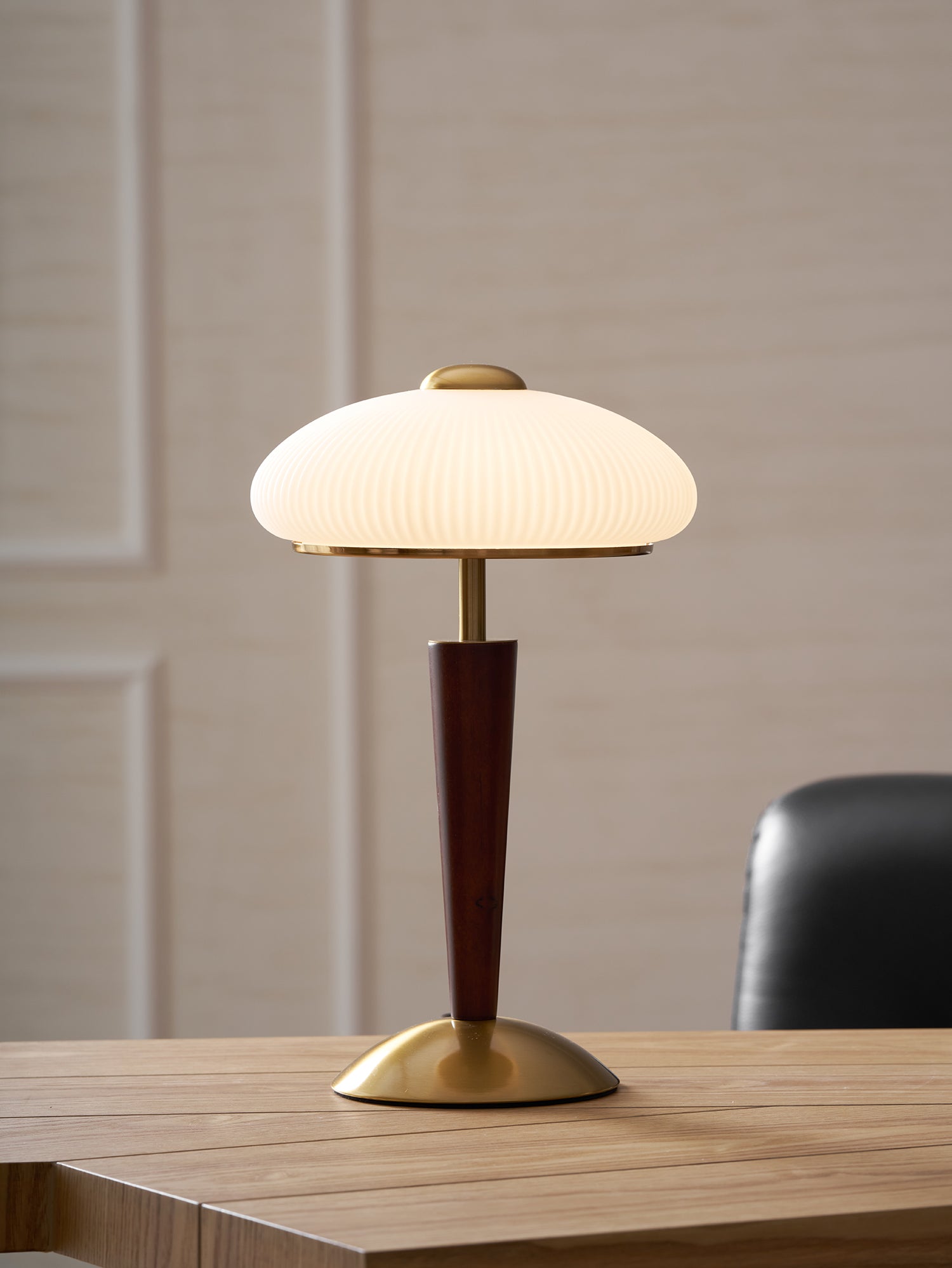 Tischlampe mit Schirm