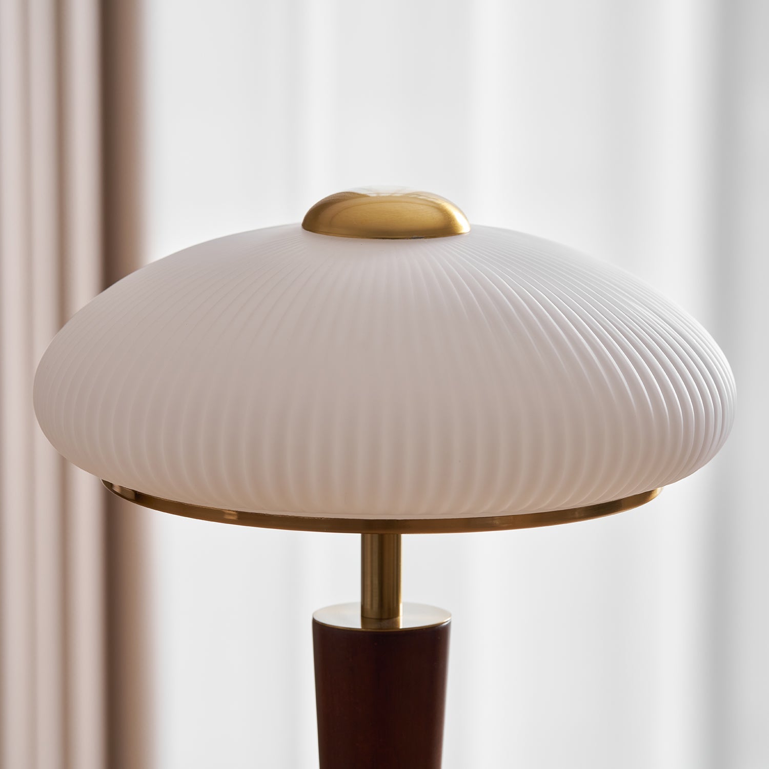 Tischlampe mit Schirm