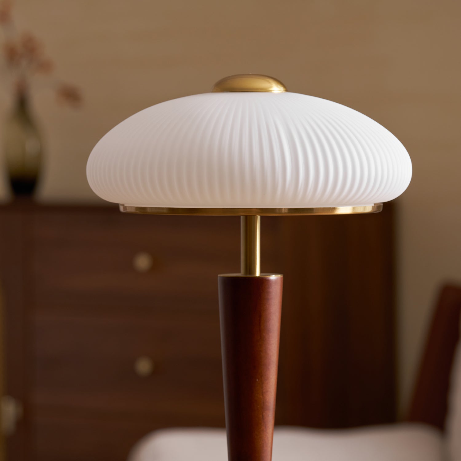 Tischlampe mit Schirm
