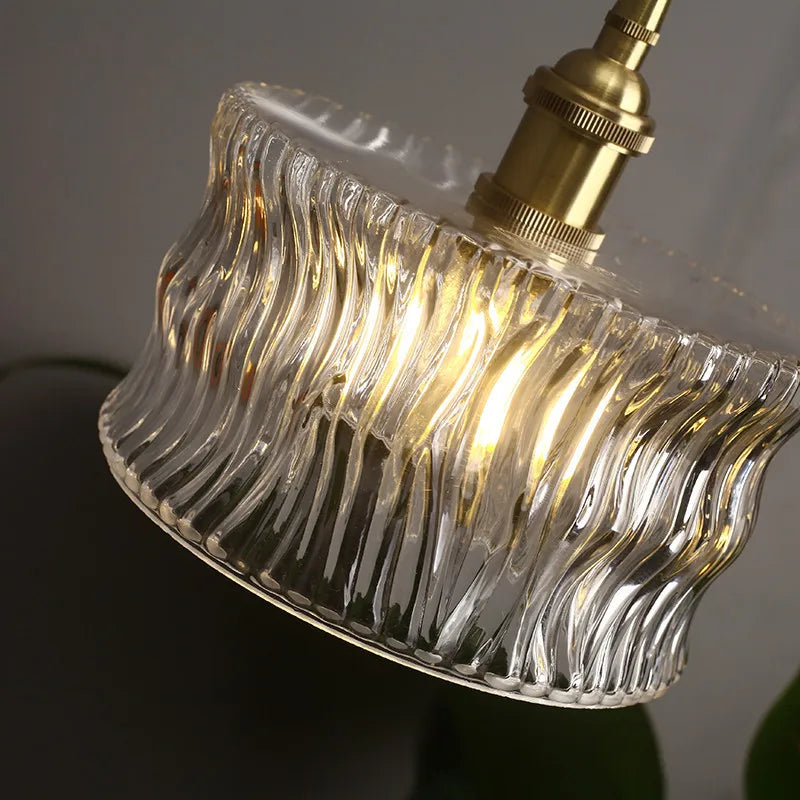 Pendelleuchte aus geripptem Glas
