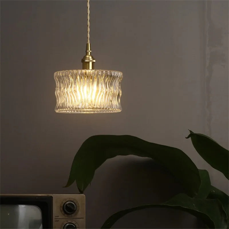 Pendelleuchte aus geripptem Glas