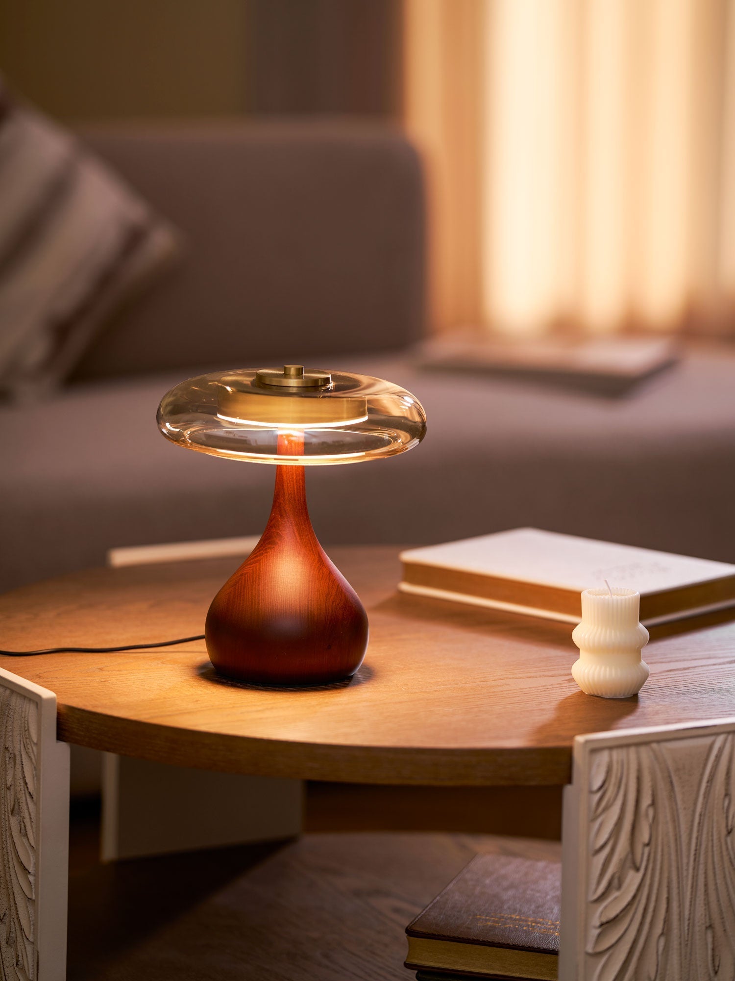 Tropfenförmige Tischlampe mit Glasdome