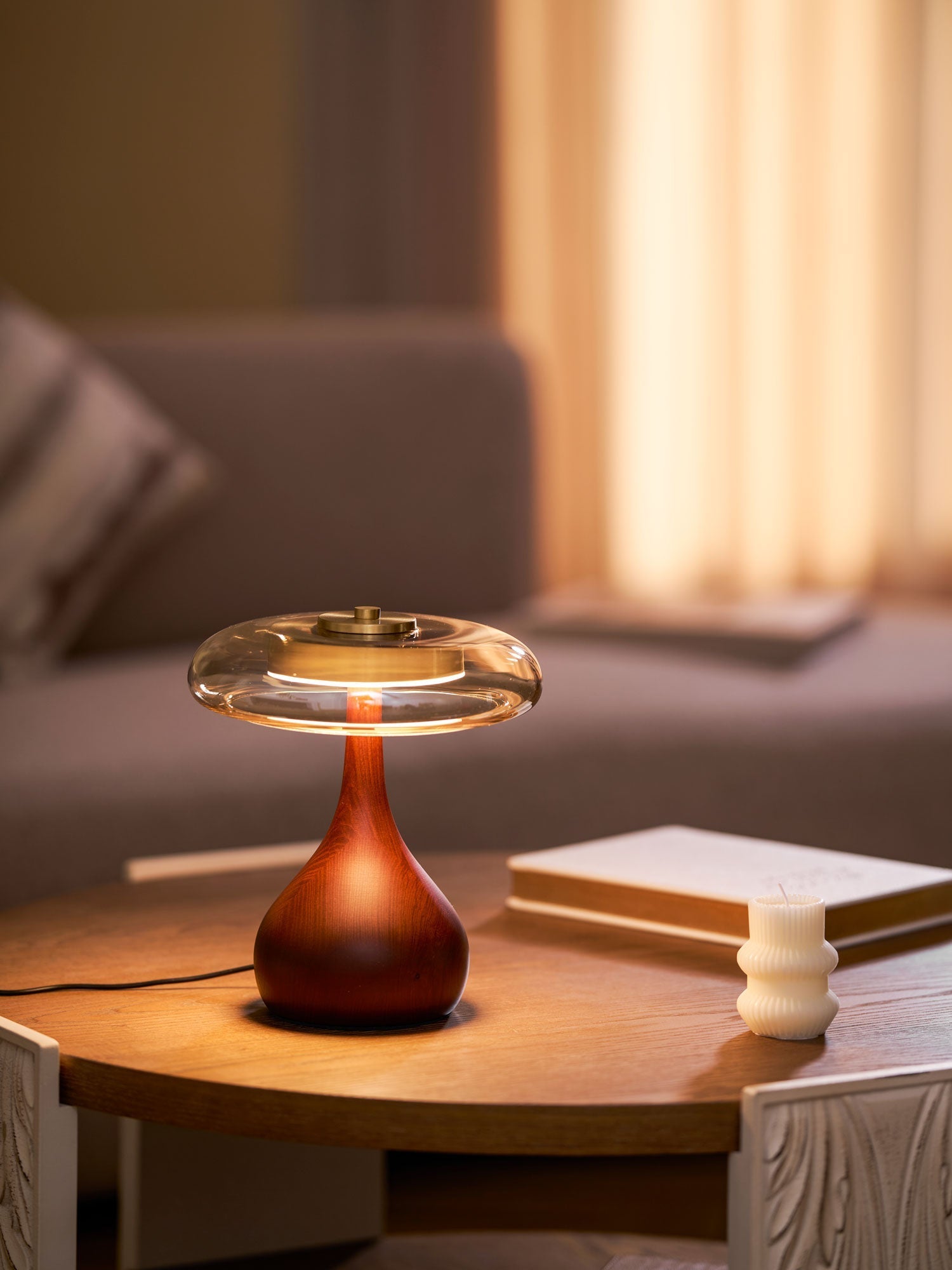 Tropfenförmige Tischlampe mit Glasdome