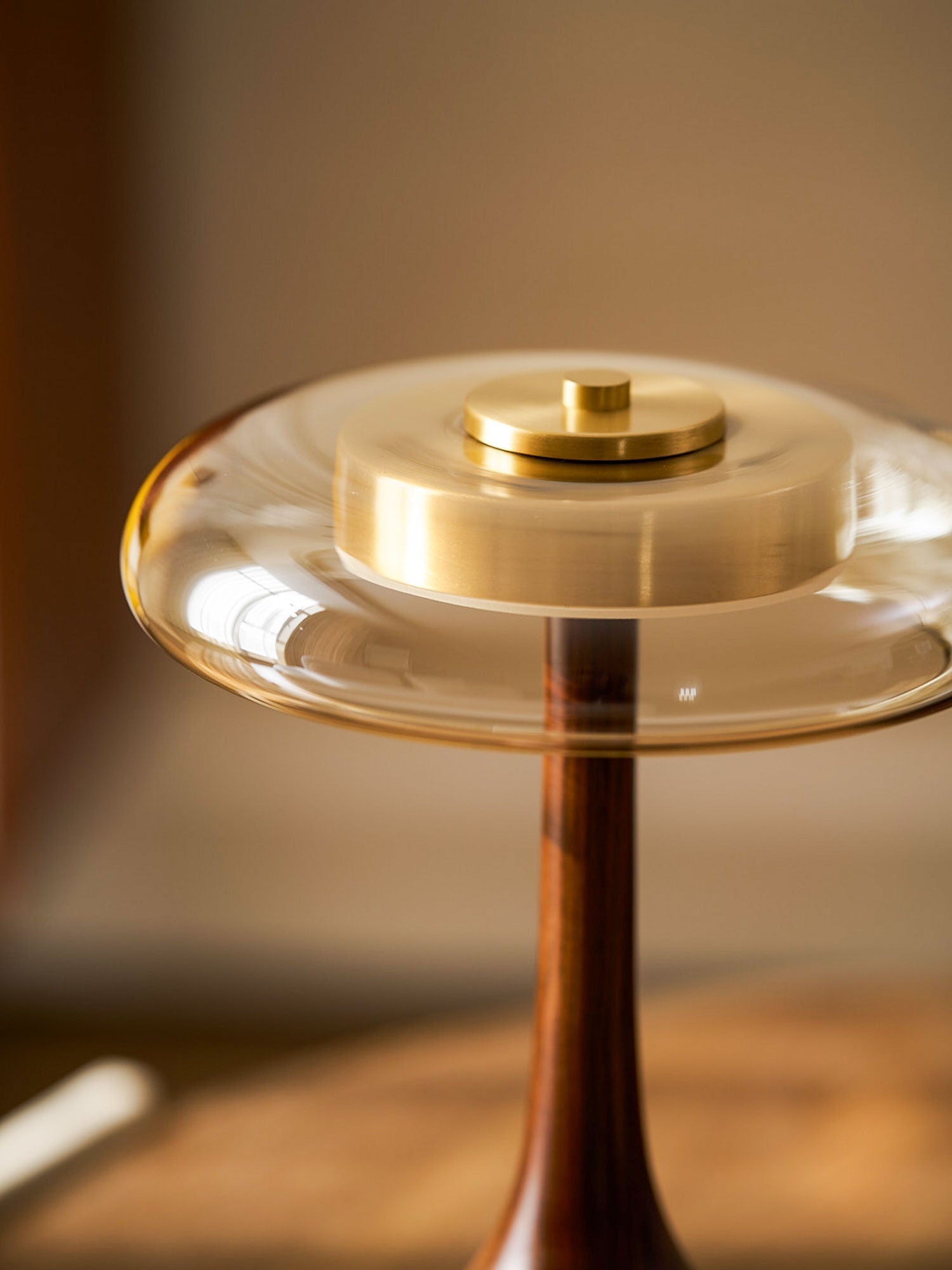 Tropfenförmige Tischlampe mit Glasdome