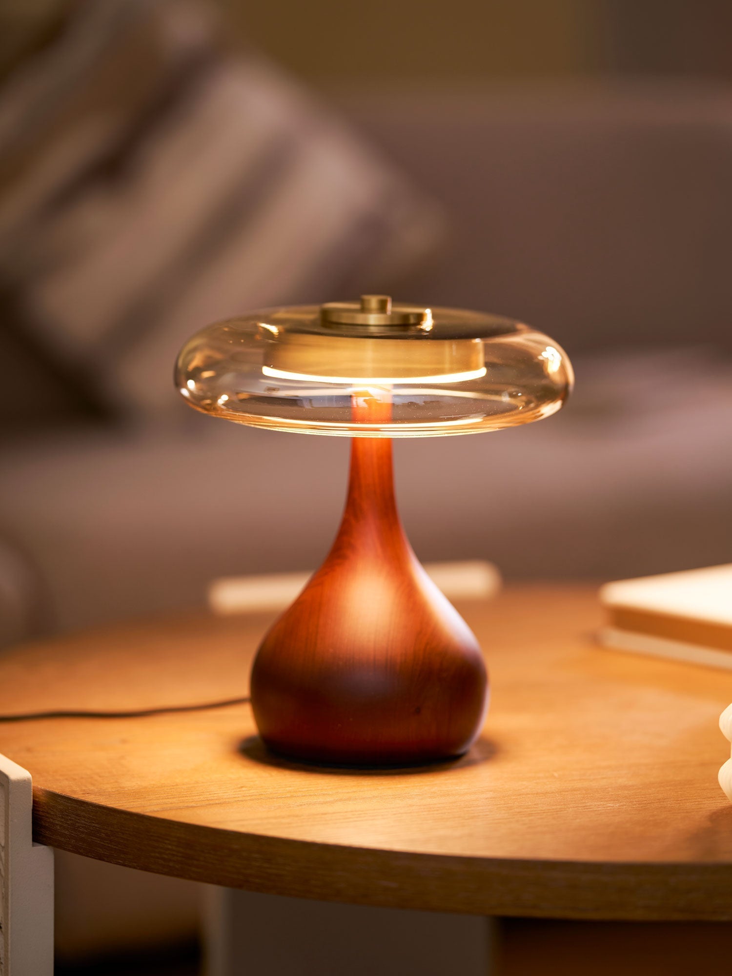 Tropfenförmige Tischlampe mit Glasdome