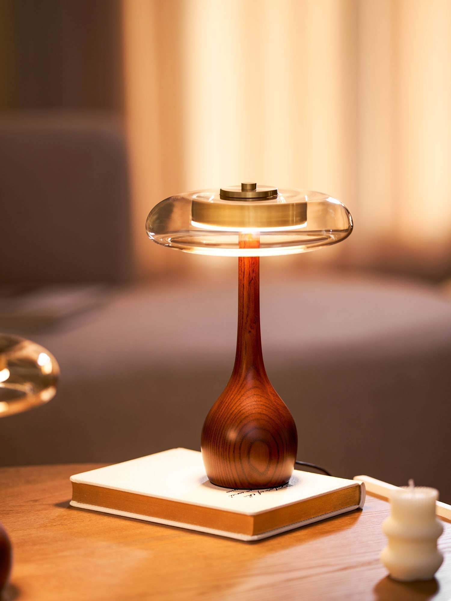 Tropfenförmige Tischlampe mit Glasdome