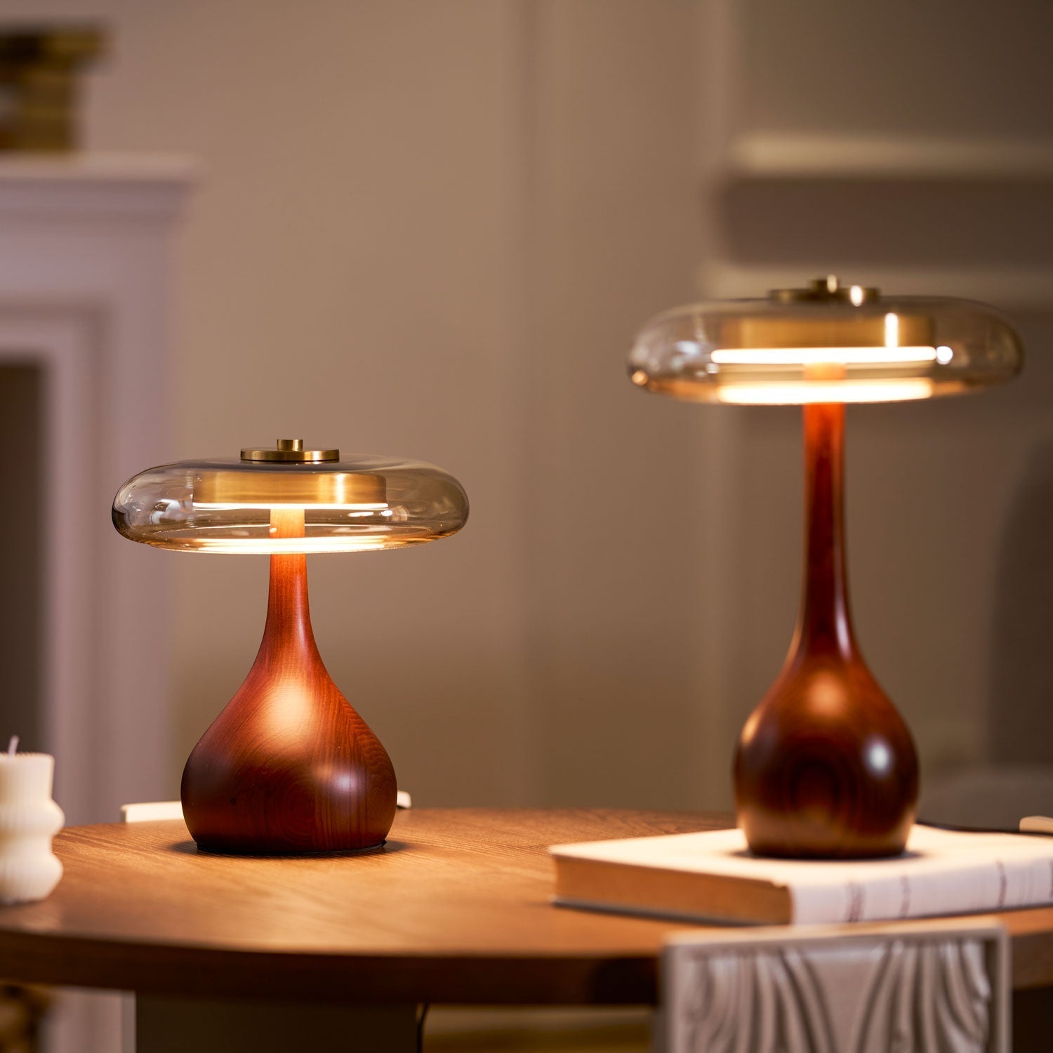 Tropfenförmige Tischlampe mit Glasdome