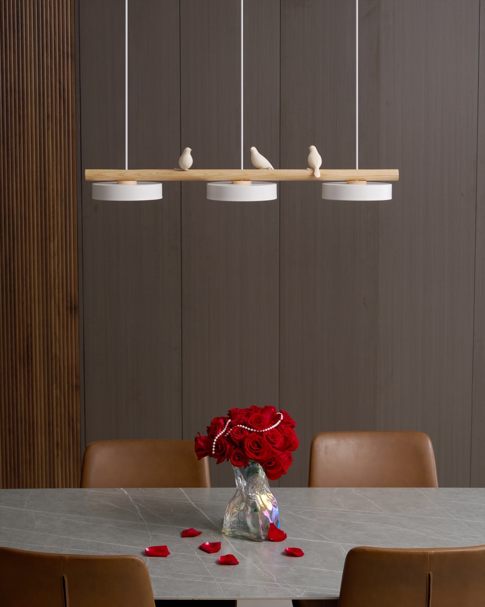 Parallelstrahler Pendelleuchte mit Vogelmotiven