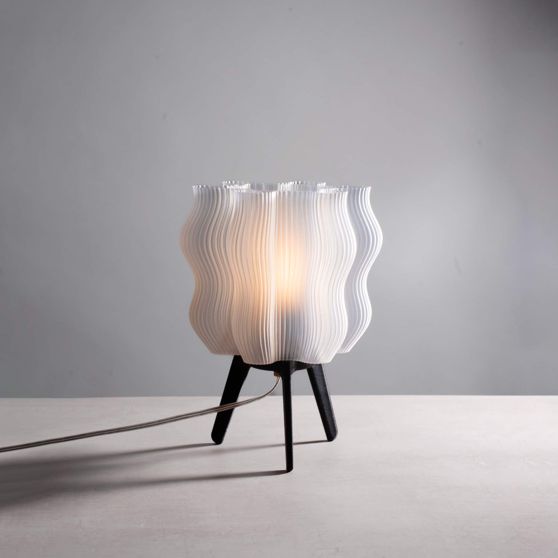 Wellenförmige Tischlampe