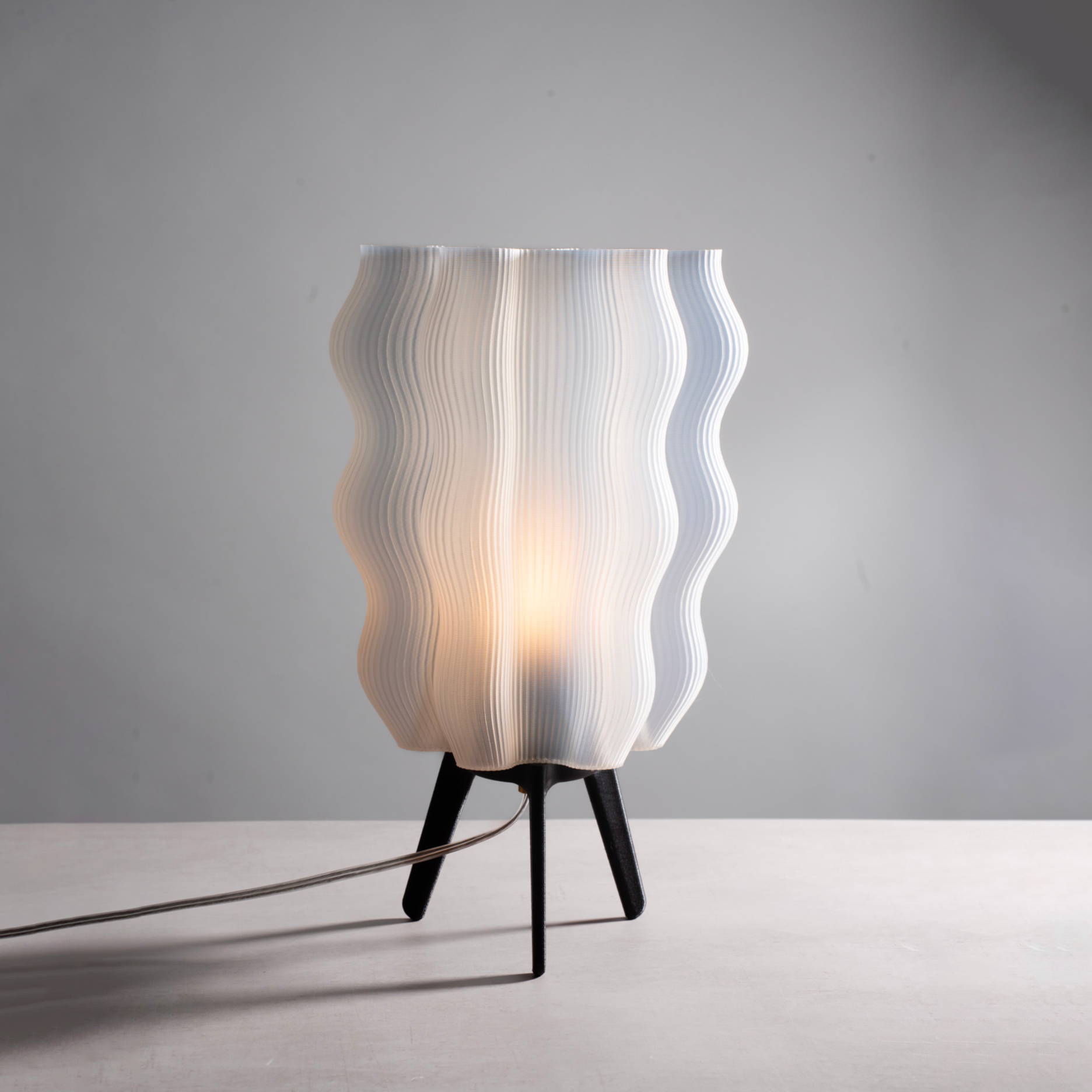 Wellenförmige Tischlampe
