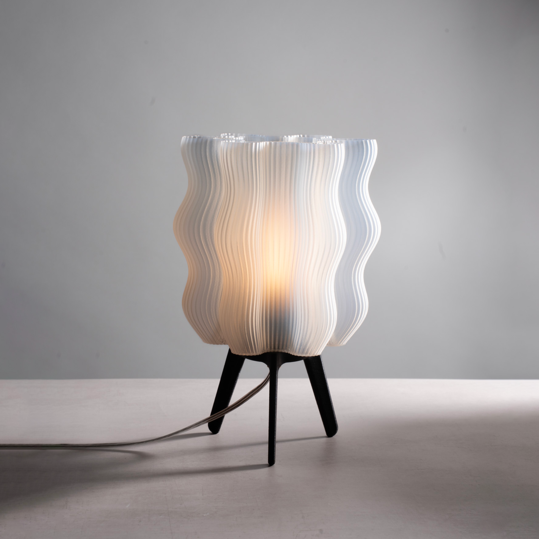 Wellenförmige Tischlampe