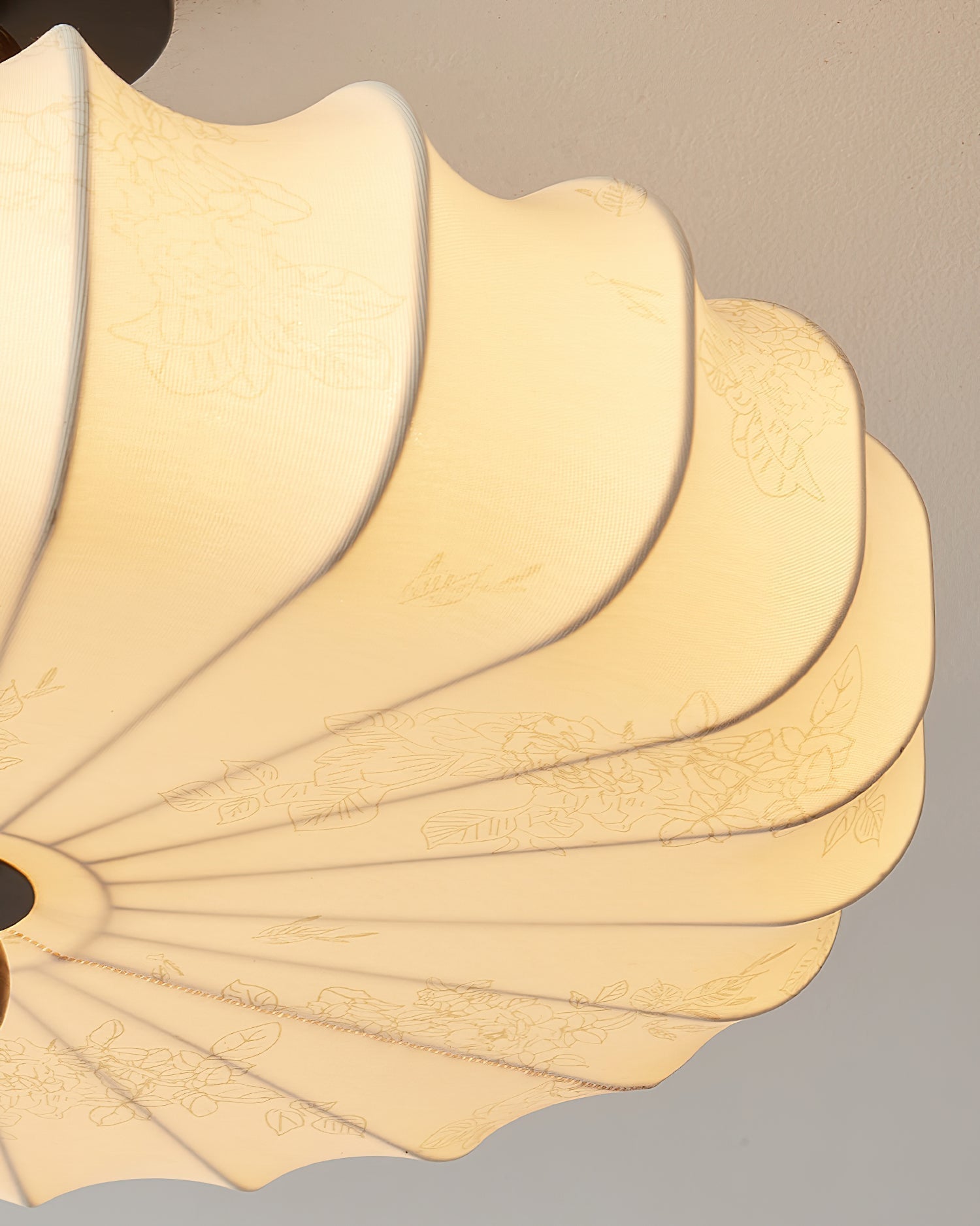 Deckenlampe mit gewelltem Schirm
