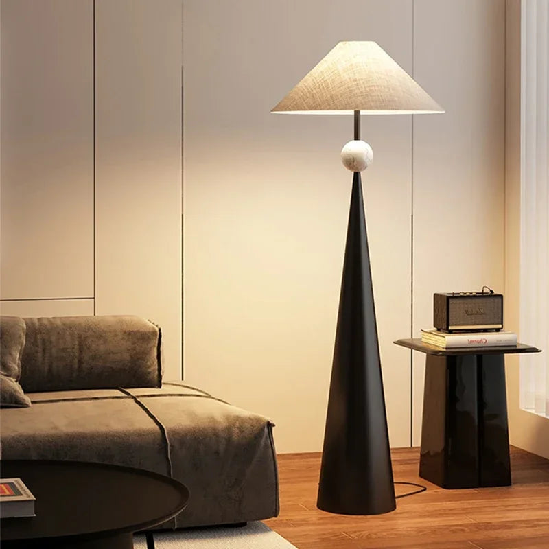 Stehlampe mit Stoffschirm