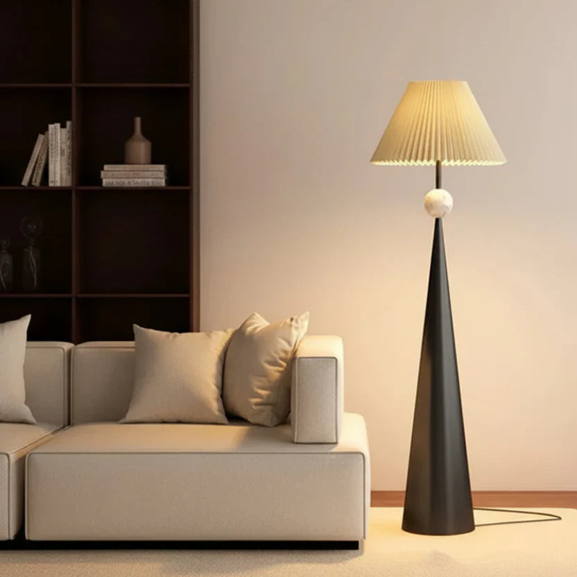 Stehlampe mit Stoffschirm